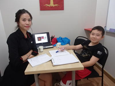 Tyron, a young learner from Korea, studies both English and Chinese