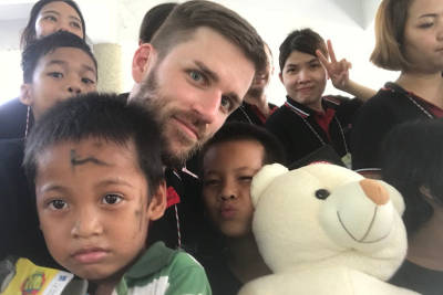 A teacher and kids from the Amphawa Children foundation